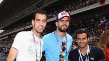 <b>AMBIENTE. </b>El buen tiempo acompañó y muchas caras conocidas pasaron por Montmeló, como Artur Mas (arriba), Luis Tosar o Busquets, Piqué y Pedro, en la parrilla.