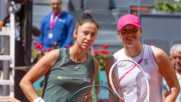 Sara Sorribes e Iga Swiatek, antes de su partido en Madrid.
