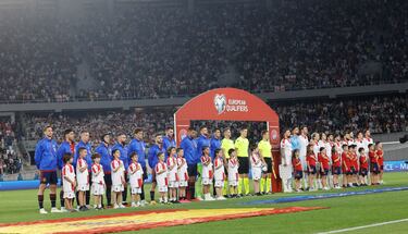 Formación de ambos equipos antes del encuentro.