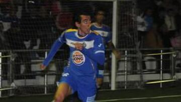 <b>PRUEBA. </b>Pedro Ríos, autor del 0-3, persigue un balón.