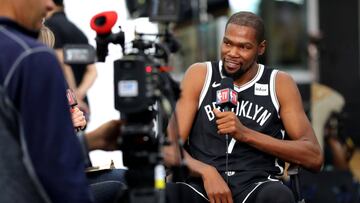 Kevin Durant, con la televisión de la NBA.