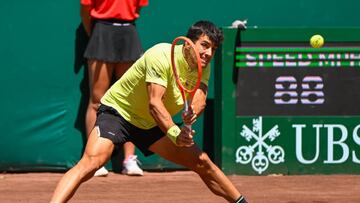 HOUSTON, TX - APRIL 07: Cristian Garin (CHI) hits a return during the US Clay Court Championships Rd2 singles match at River Oaks Country Club on April 7, 2022 in Houston, TX. (Photo by Ken Murray/Icon Sportswire via Getty Images)
