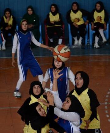 Las jugadoras de baloncesto afganas de la provincia de Herat (en amarillo) compiten con el equipo de Kabul, en un partido amistoso en el Estadio Olímpico Nacional de Kabul el 18 de septiembre de 2013.