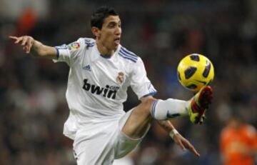 Real Madrid's Angel Di Maria controls the ball during their Spanish first division soccer match against Valencia at the Santiago Bernabeu stadium in Madrid, December 4, 2010. REUTERS/Juan Medina (SPAIN - Tags: SPORT SOCCER)
PUBLICADA 10/12/10 NA MA09 2COL