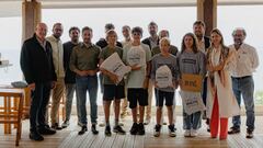 Los integrantes del Equipo Andaluz de Wingfoil, junto con los representantes de la Wing Foil League y la Real Federaci&oacute;n Andaluza de Vela, en Chiclana de la Frontera (C&aacute;diz), el 8 de junio del 2023. 