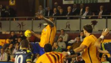 Wael Jallouz lanza por encima de la defensa del Cangas.