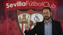 Pablo Mach&iacute;n, brindando con AS.
 