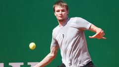 El tenista kazajo Alexander Bublik devuelve una bola durante su partido ante Stanislas Wawrinka en el Masters 1.000 de Montecarlo.