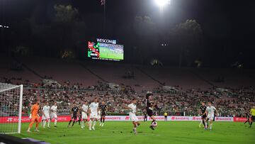 Sep 7, 2024; Pasadena, CA, USA; Mexico forward Cesar Huerta (21) plays for the ball against New Zealand midfielder Matthew Garbett (7) during the second half at the Rose Bowl. Mandatory Credit: Gary A. Vasquez-Imagn Images