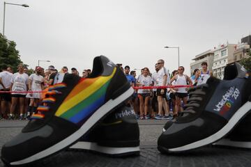 Varios participantes en la línea de salida de la "Carrera por la Diversidad", prueba organizada por primera vez con motivo de la celebración del Worldpride en Madrid.  