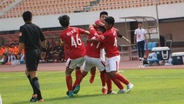 Jugadores del Guangzhou Evergrande se golpean en pleno partido