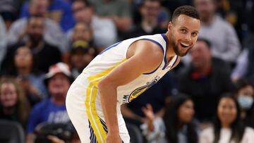 Stephen Curry sonríe durante el partido de Memphis Grizzlies.