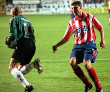 El guardameta de la UD Salamanca, Bogdan Stelea, se hace con el bal¨®n mientras es acosado por Christian Vieri, del Atl¨¦tico de Madrid. Vieri consigui¨® marcar cuatro goles, pero su equipo fue derrotado por 5-4.