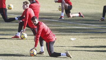 Diego Costa, que regresa ante el Girona en Liga tras cumplir sanci&oacute;n ante el Eibar, en el entrenamiento del Atl&eacute;tico de Madrid ayer. 