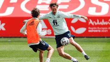 GRAF2293. GRANADA, 26/03/2021.- El centrocampista Fabián Ruiz (d) durante el entrenamiento de la selección española celebrado, este viernes, en el estadio de Los Cármenes en Granada en preparación del partido contra Geor