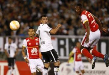 CH14. SANTIAGO DE CHILE (CHILE), 15/04/2015. El jugador del equipo colombiano Santa Fe, Yerry Mina (d) y el jugador del Colo Colo, Esteban Paredes (d) disputan el balón hoy, miércóles 15 de abril de 2015, durante el partido correspondiente a la quinta jornada de la primera fase de la Copa Libertadores en el Estadio Monumental en Santiago de Chile (Chile). EFE/Felipe Trueba