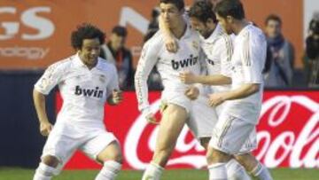 Cristiano celebra uno de sus dos goles en la victoria de 2012 por 1-5.