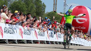 El corredor vasco del Euskadi Murias Jon Aberasturi entra el primero en la meta de la localidad zaragozana de Caspe en la primera etapa de la Vuelta Ciclista a Arag&oacute;n 2018.