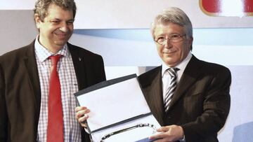 Enrique Cerezo recoge uno de los premios "Corazones Solidarios de Oro 2016", en nombre del futbolista Juanfran Torres.