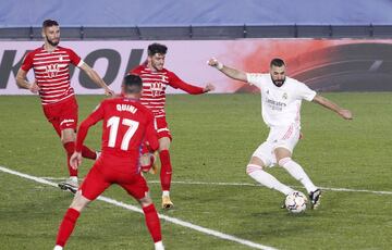 ¡¡SENTENCIA BENZEMA!! ¡Recibió un buen balón de Isco al espacio, encaró hacia el área y disparó desde la frontal para batir a Rui Silva!