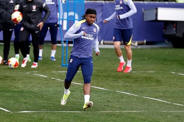 Ademola Lookman durante el entrenamiento del Atlético de Madrid en el Cerro del Espino.
