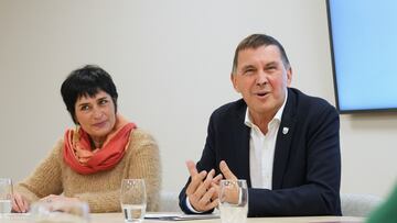 La portavoz de EH Bildu en el Parlamento de Navarra, Laura Aznal y el coordinador general de EH Bildu, Arnaldo Otegi, durante la reunión de su Mesa Política, en la sede de EH Bildu, a 27 de noviembre de 2023, en San Sebastián, Guipúzcoa, País Vasco (España). El coordinador de EH Bildu, Arnaldo Otegi, ha anunciado durante la rueda de prensa que no concurrirá como candidato a Lehendakari en las próximas elecciones autonómicas de 2024, aunque se postulará para liderar de nuevo la formación soberanista en el próximo Congreso.
27 NOVIEMBRE 2023;LEHENDAKARI;ELECCIONES VASCAS;OTEGI;PARLAMENTO VASCO;ELECCIONES AUTONOMICAS;EH BILDU
Unanue / Europa Press
27/11/2023