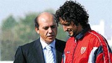 <B>TIENES LA PALABRA</B>. Del Nido (en la foto con Alfaro) dirá el lunes si el Sevilla juega en césped artificial.