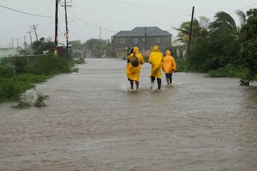 Personas caminan por una carretera durante el paso del huracán Melissa en Rocky Point, Jamaica.