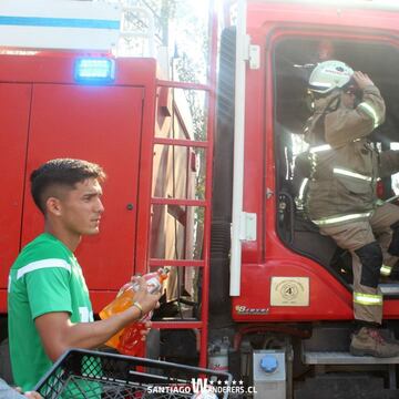 El plantel del cuadro caturro salió a la ruta, y le regaló bebidas isotónicas a los voluntarios que combaten los incendios en al región.