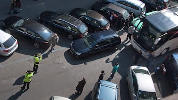 Vous avez pris la mauvaise habitude de vous garer en double file pour partir faire une course : sachez que c'est interdit. Voici ce que dit la loi à ce sujet...