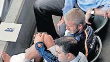 <b>ENTRE ALGODONES. </b>Beckham se aplica hielo en su dolorido tobillo.