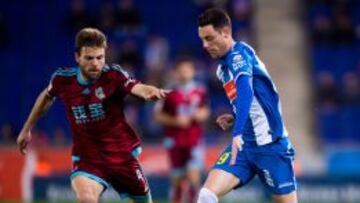 Asier Illarramendi disputando un bal&oacute;n con Burgui.