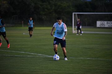 El primer jugador en unirse a la concentración fue el mediocampista James Rodríguez, quien desde el jueves viene trabajando en Brasil junto al preparador físico Carlos Velasco. Mientras que Camilo Vargas, llegó en la mañana del sábado.