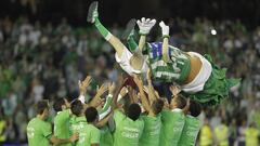 Los jugadores del Betis mantean a Palmer&iacute;n en 2013. 