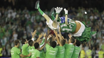 Los jugadores del Betis mantean a Palmerín en 2013.