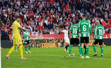 Parada del partido por lanzamiento de objetos.