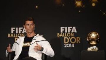 Cristiano, cvon el Balón de Oro al lado.