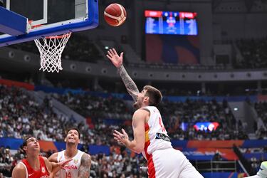 El jugador español Juancho Hernangómez tira a canasta. 
 