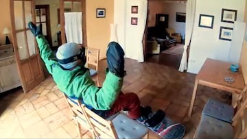Thomas Rich sentado en el telesilla de su vídeo viral de snowboard en stop-motion grabado en su casa.