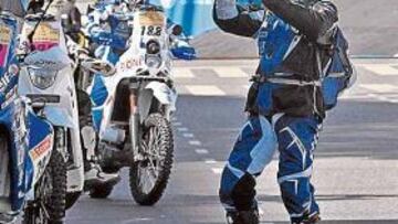 <b>MALA FORTUNA. </b>Terry tomando una foto de su moto en la salida.