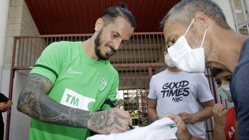 19-08-21 
 ELCHE 
 BENEDETTO 
 SALIENDO DEL CAMPO DE ENTRENAMIENTO