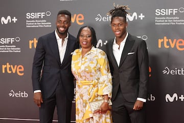 Los jugadores del Athletic Club, Iñaki Williams y Nico Williams, posan con su madre, María Arthuer, en el photocall de la inauguración de la 72 Edición del Festival de Cine de San Sebastián.