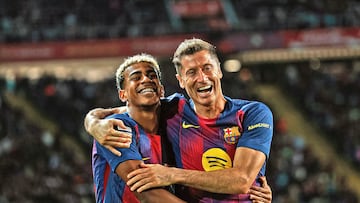 2-1. Robert Lewandowski celebra el segundo gol con Lamine Yamal.