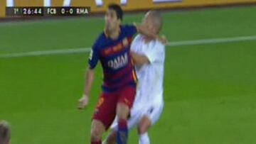 Codazo de Luis Suárez a Pepe.