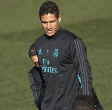 El medio croata es suplente en Madrid y en Croacia. En el entrenamiento se le ve bromeando con el francés.