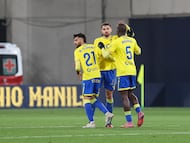 Álvaro García Pascual celebra junto a Dawda Camara y Mario Climent el gol del empate ante el Granada.