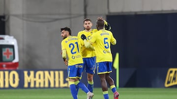 Álvaro García Pascual celebra junto a Dawda Camara y Mario Climent el gol del empate ante el Granada.