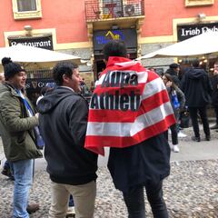 Un rojiblanco entre la marea txuri-urdin de Milán