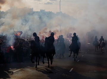 Caluroso recibimiento de los aficionados colchoneros al autobús rojiblanco en los aledaños del estadio Cívitas Metropolitano.