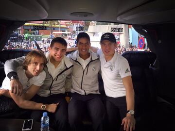 Los dos croatas y el francés juntos en el autobús del equipo blanco